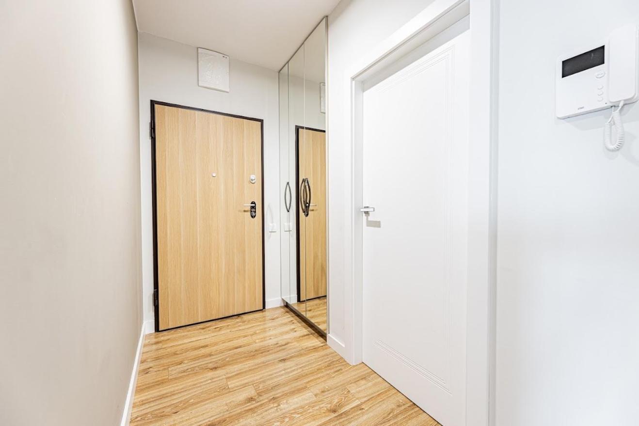 Fajny Apartament Z Parkingiem, Obok Metra. Warsaw Luaran gambar